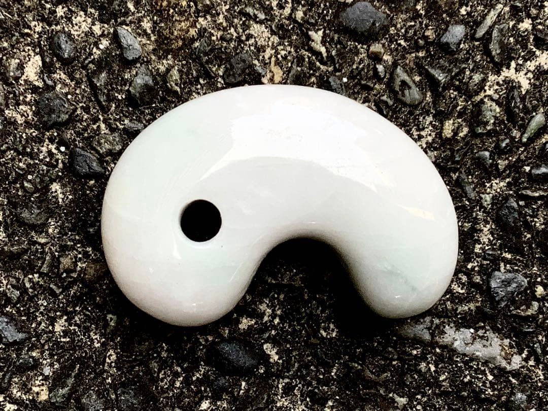 ✳30万円以上します‼️極上色彩　糸魚川翡翠ジェダイト勾玉　外部鑑定機関の鑑別書付