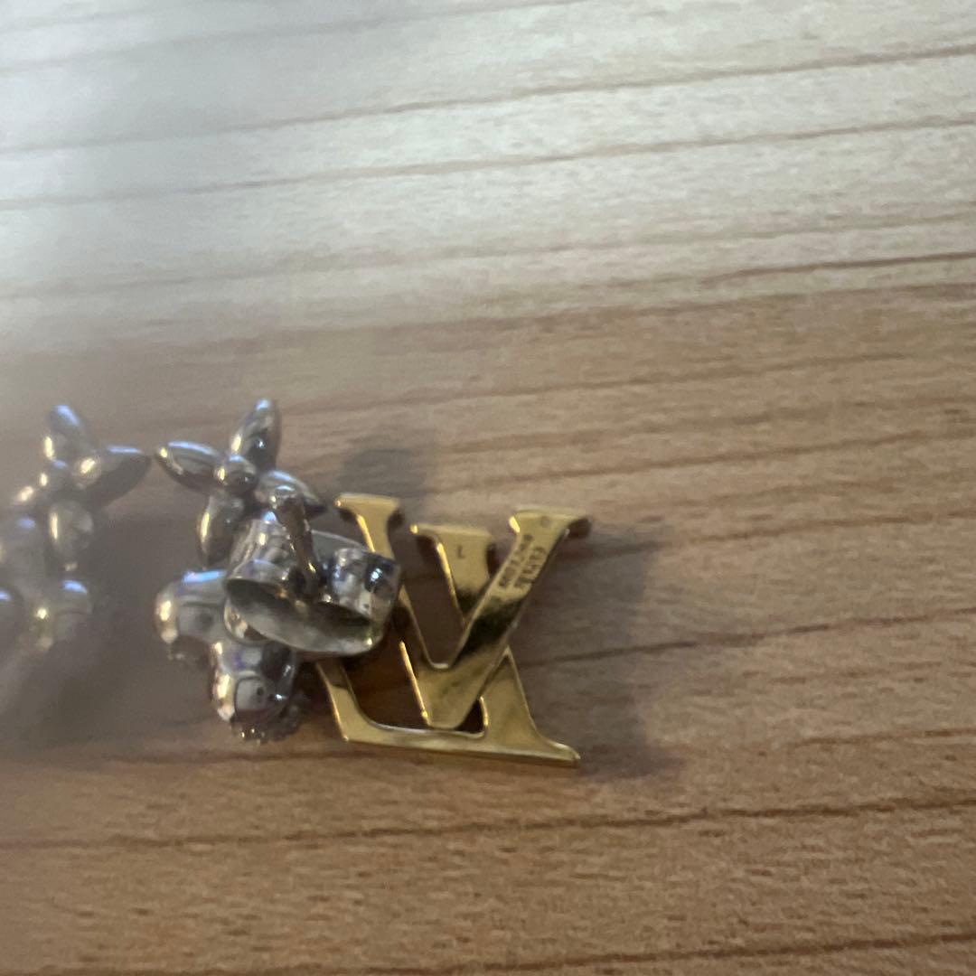 LVロゴ 花モチーフ ピアス