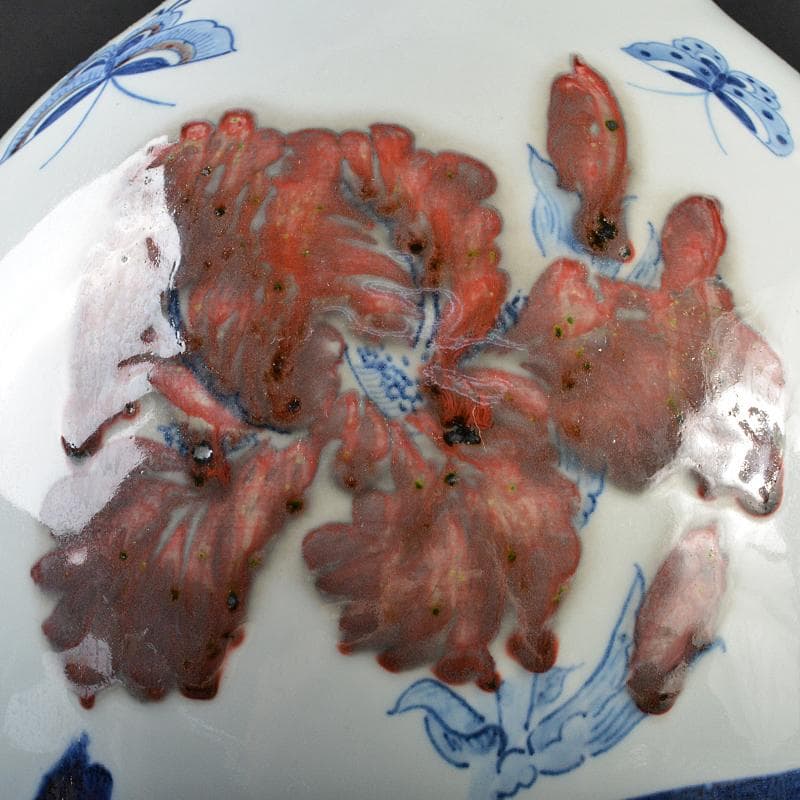 中国　景徳鎮　工芸美術師　許錫媽作　青花釉裏紅花蝶文瓶　證書付　G　R6191B