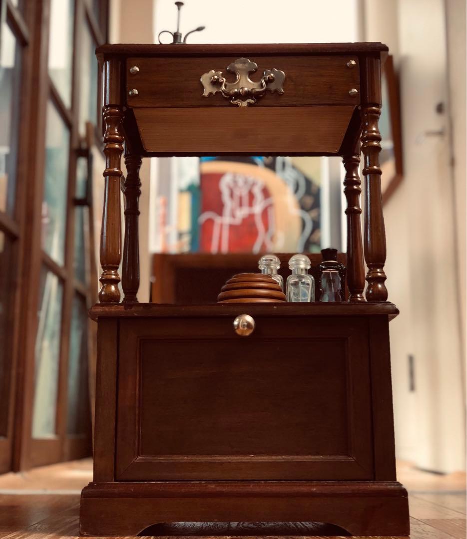 【米国アンティーク】vintageナイトテーブル／真鍮取っ手×ターンドレッグ