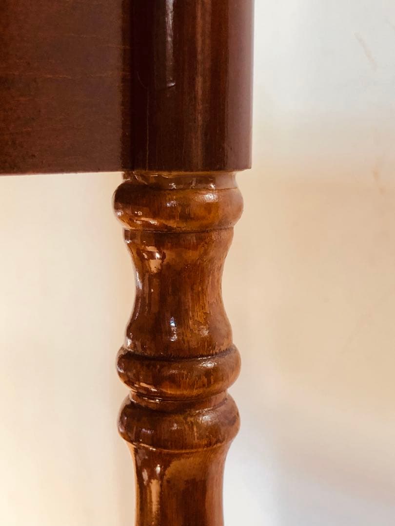 【米国アンティーク】vintageナイトテーブル／真鍮取っ手×ターンドレッグ