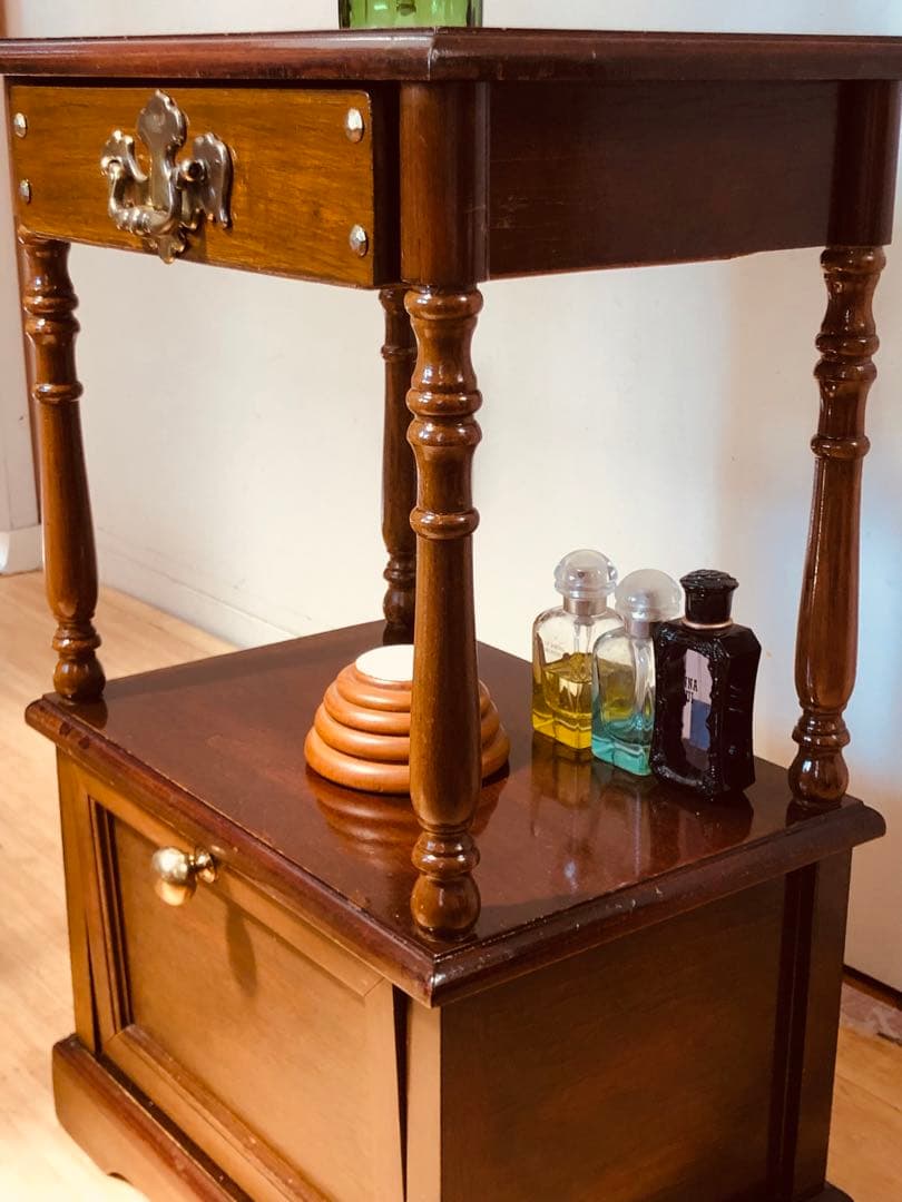 【米国アンティーク】vintageナイトテーブル／真鍮取っ手×ターンドレッグ