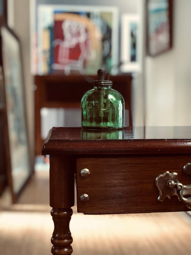 【米国アンティーク】vintageナイトテーブル／真鍮取っ手×ターンドレッグ