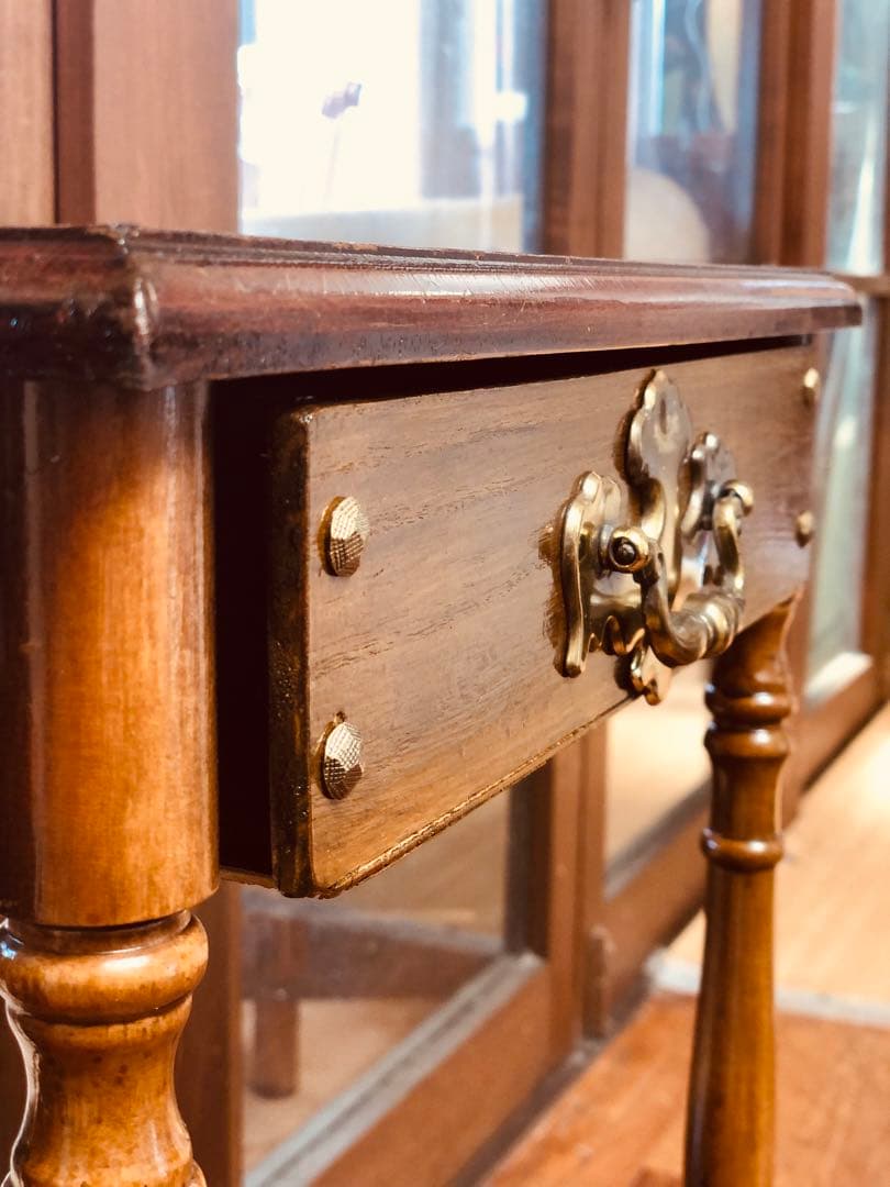 【米国アンティーク】vintageナイトテーブル／真鍮取っ手×ターンドレッグ
