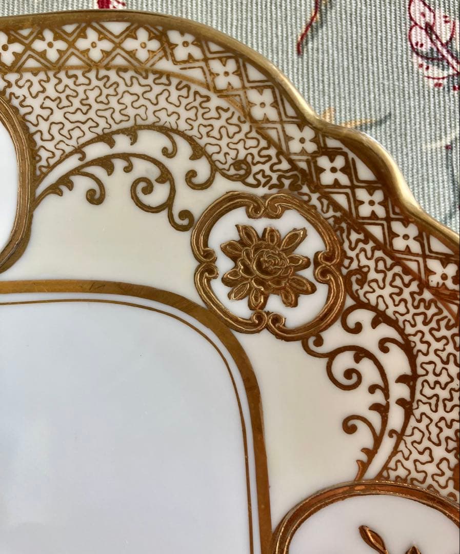 金色装飾の四角形サービングプレート