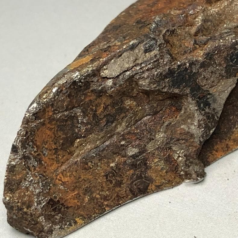 隕石 鉄隕石　アルタイ隕石　原皮付き　ナチュラル　原石　重さ約93ｇ　台付き