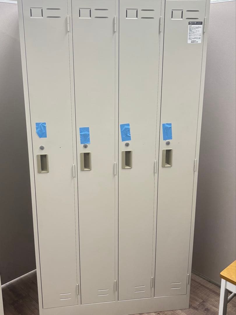 コクヨ　オフィスロッカー　4枚扉　鍵付き