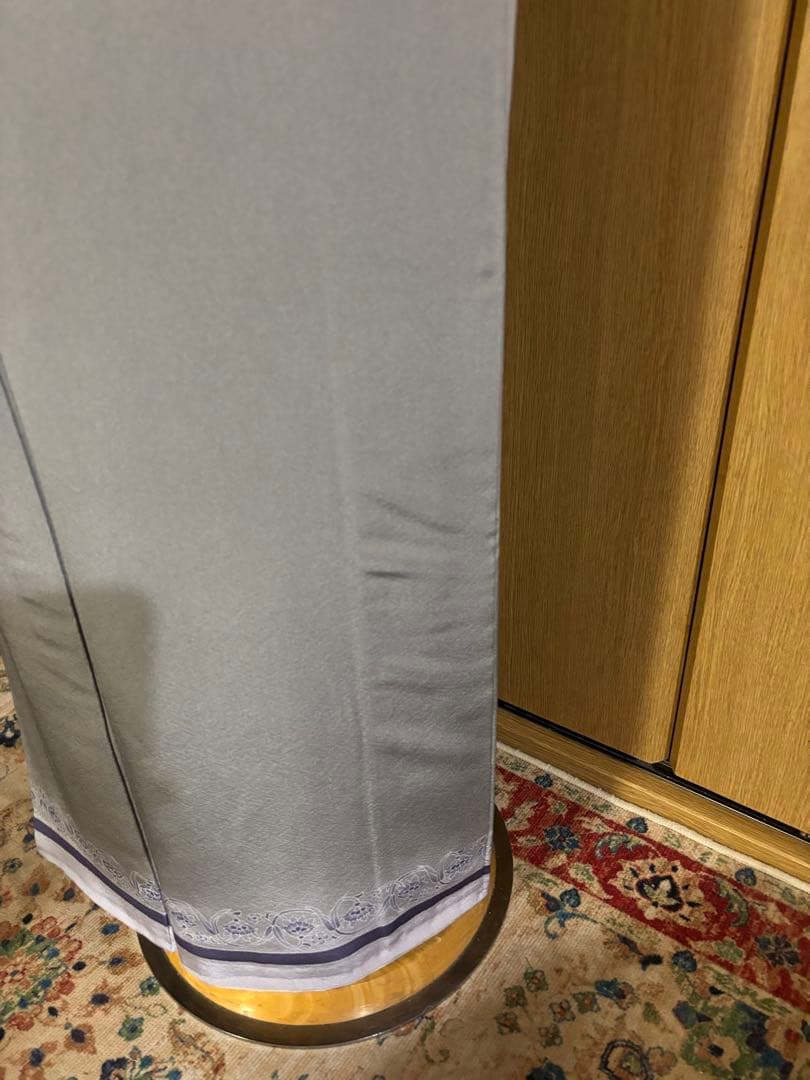 ほんのり茶味のグレー　 正絹　お洒落色無地　更紗の裾柄 共八掛　一つ縫紋　作家物