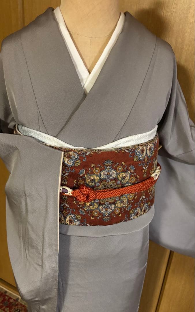 ほんのり茶味のグレー　 正絹　お洒落色無地　更紗の裾柄 共八掛　一つ縫紋　作家物