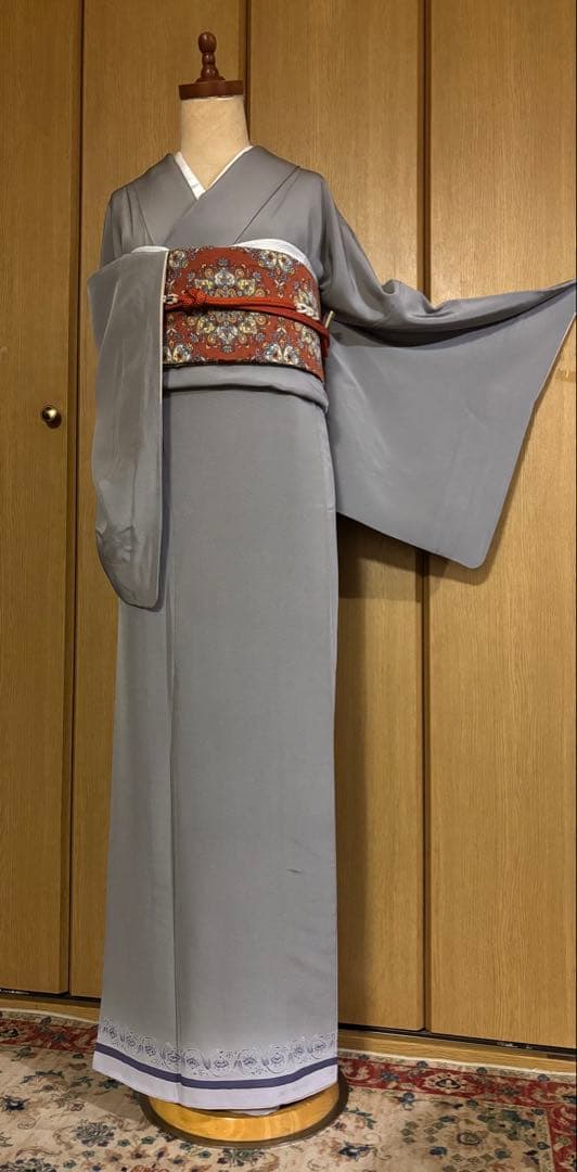 ほんのり茶味のグレー　 正絹　お洒落色無地　更紗の裾柄 共八掛　一つ縫紋　作家物