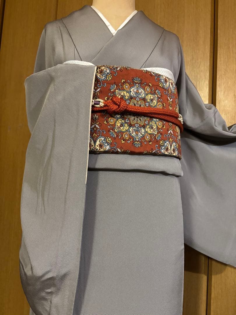 ほんのり茶味のグレー　 正絹　お洒落色無地　更紗の裾柄 共八掛　一つ縫紋　作家物