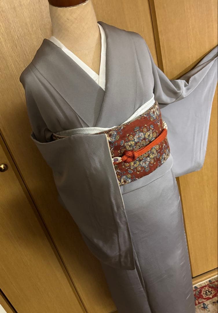 ほんのり茶味のグレー　 正絹　お洒落色無地　更紗の裾柄 共八掛　一つ縫紋　作家物