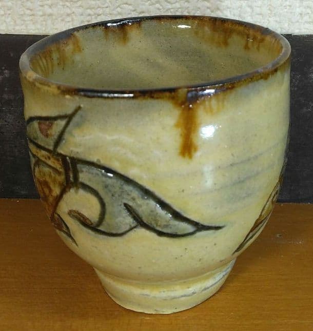 人間国宝 金城次郎 湯呑(魚2匹）栞 共箱(本人書付）壺屋焼 壷屋焼 やちむん