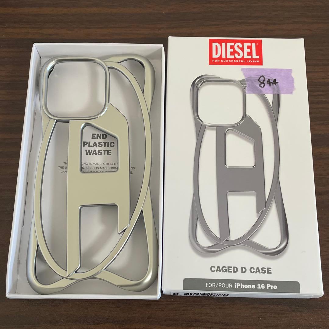 DIESEL iPhone16PRO スマホケース メタリック シルバー ロゴ