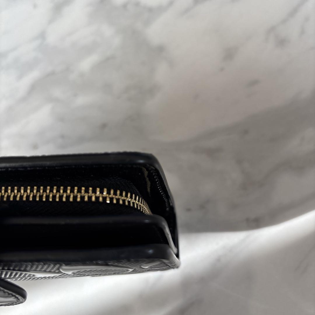 【美品】COACH コーチ 折り財布シグネチャーエンボス加工パテントレザー　黒