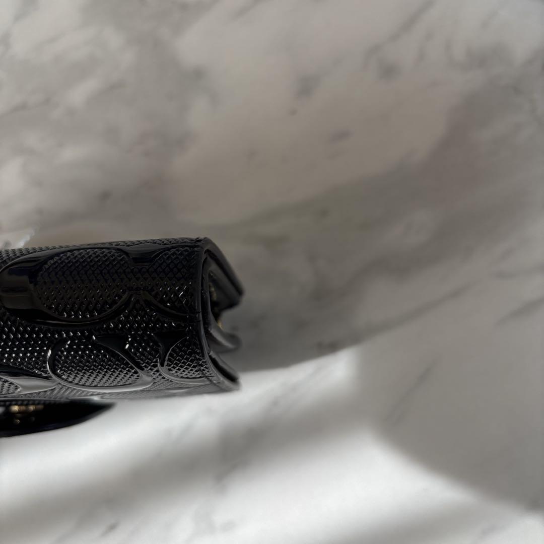 【美品】COACH コーチ 折り財布シグネチャーエンボス加工パテントレザー　黒