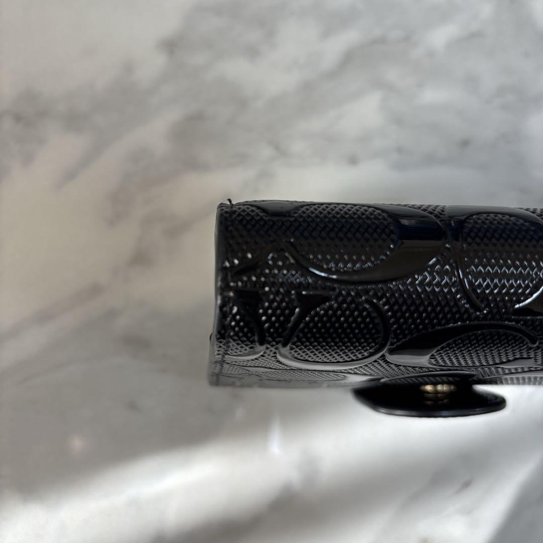 【美品】COACH コーチ 折り財布シグネチャーエンボス加工パテントレザー　黒