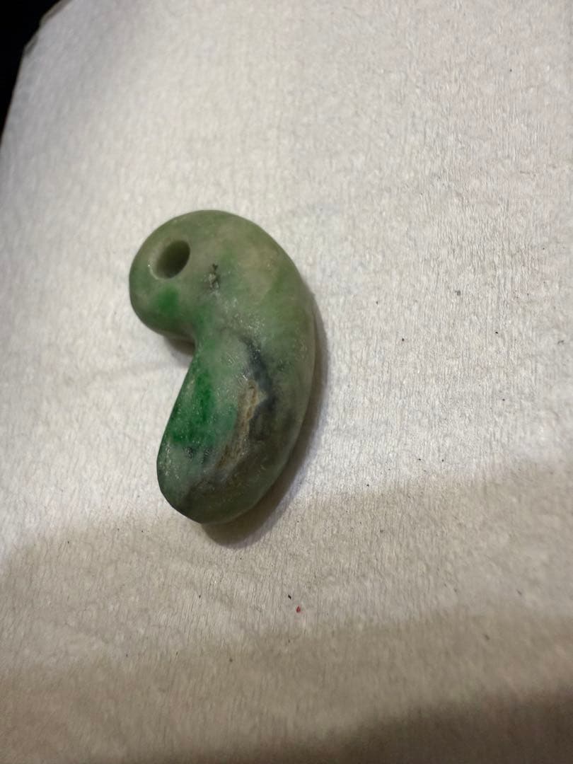 糸魚川翡翠‼️勾玉‼️ 透光性‼️８g‼️送料無料‼️破格出品‼️