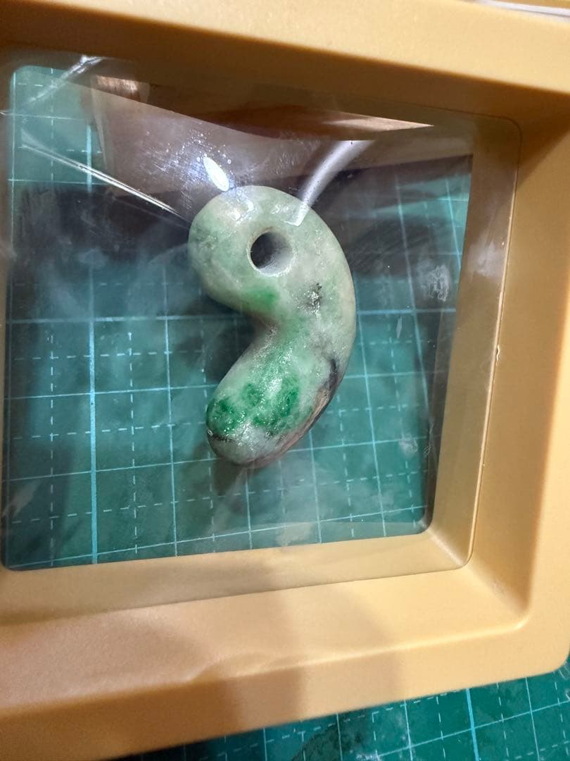 糸魚川翡翠‼️勾玉‼️ 透光性‼️８g‼️送料無料‼️破格出品‼️