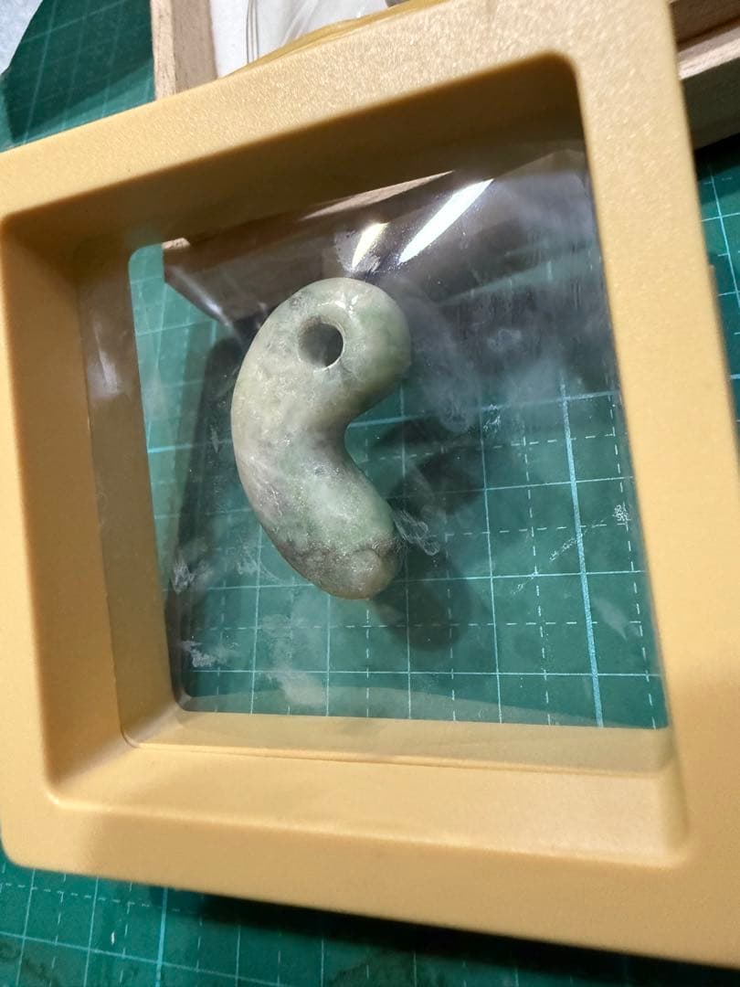 糸魚川翡翠‼️勾玉‼️ 透光性‼️８g‼️送料無料‼️破格出品‼️