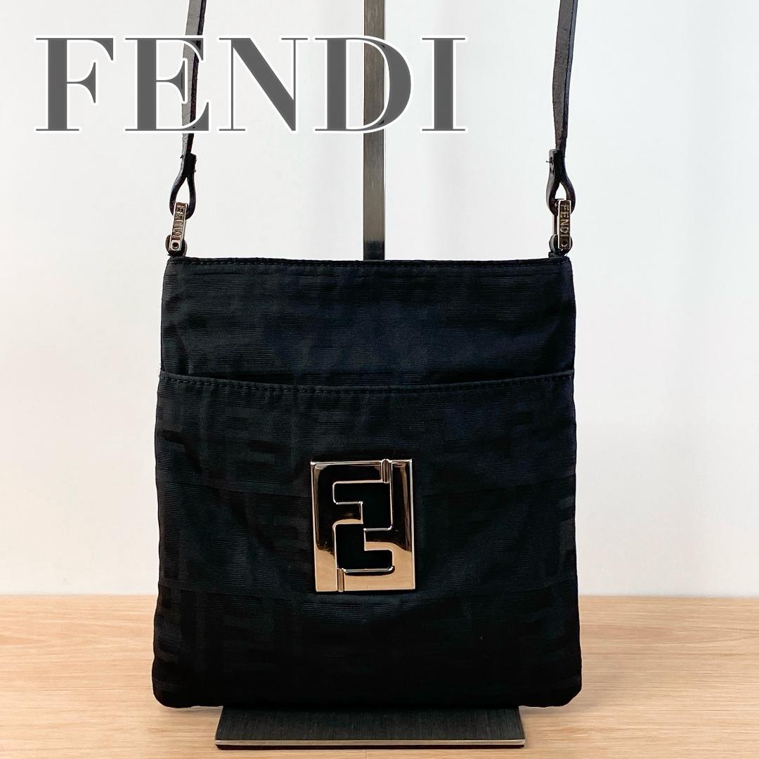 フェンディ ショルダーバッグ サコッシュ ロゴプレート ズッカ柄 ブラック 黒