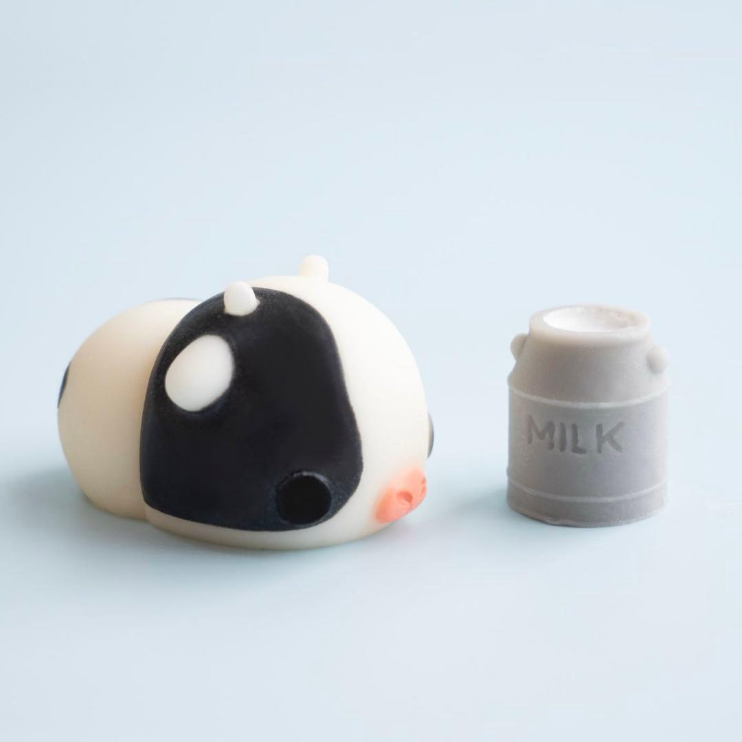 もにまるず　ホルスタイン　ミルク缶