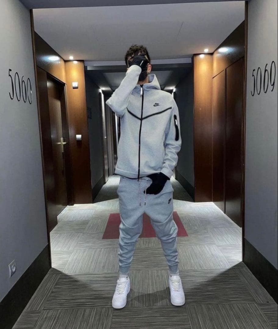 ナイキテックフリース セットアップ上下 Mサイズ グレー（内タグ付け）値下げ済み