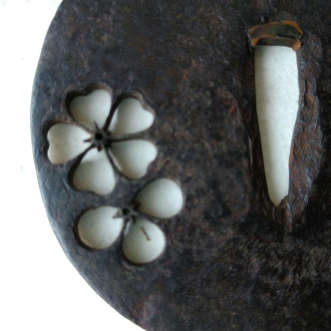 鉄製 鍔(つば) 花のデザイン