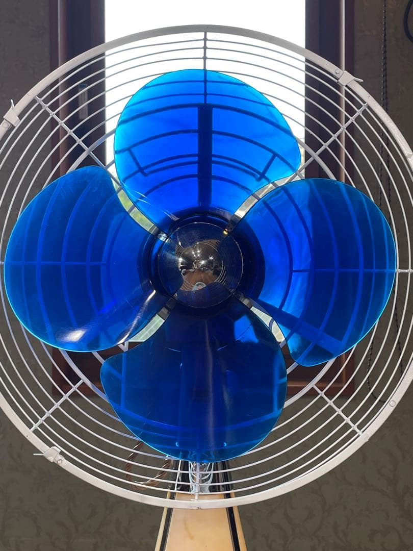 DarkBlue の涼しげな羽根/ランプも光る！ 暑夏をecoに乗切る東芝扇風機