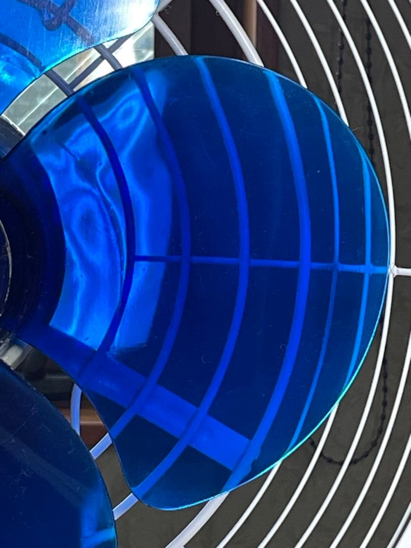 DarkBlue の涼しげな羽根/ランプも光る！ 暑夏をecoに乗切る東芝扇風機