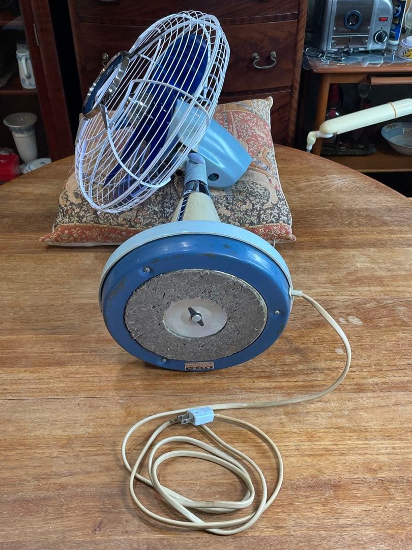 DarkBlue の涼しげな羽根/ランプも光る！ 暑夏をecoに乗切る東芝扇風機