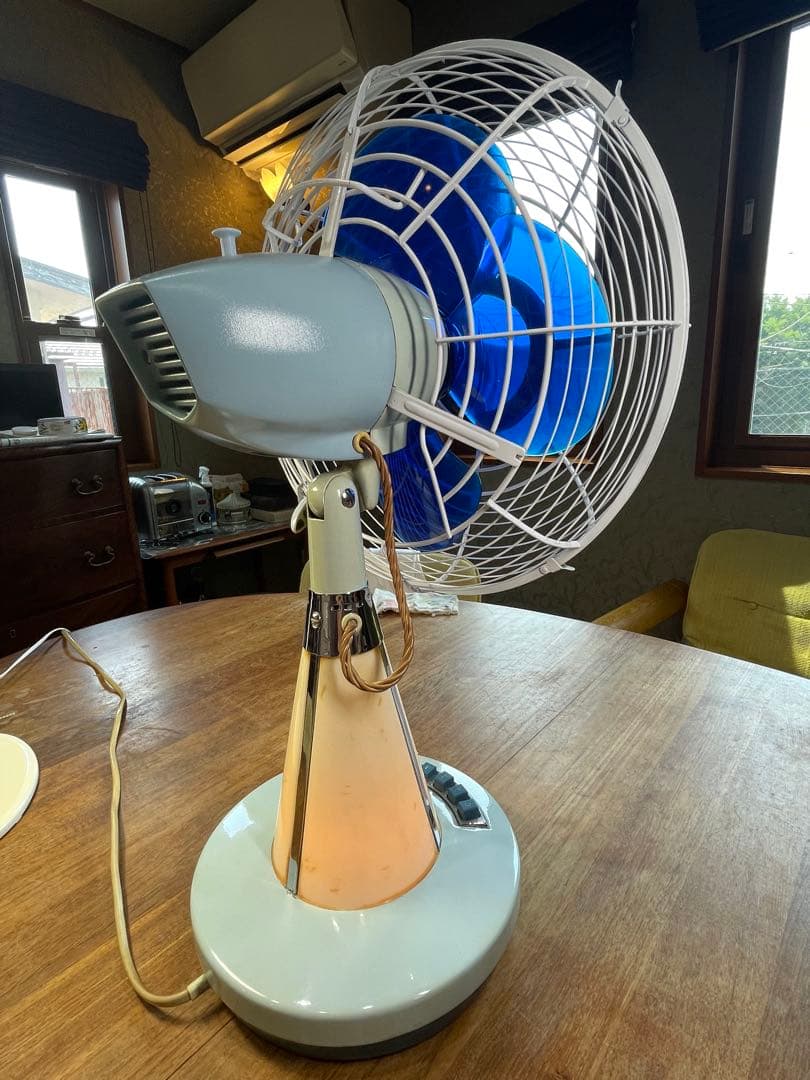 DarkBlue の涼しげな羽根/ランプも光る！ 暑夏をecoに乗切る東芝扇風機