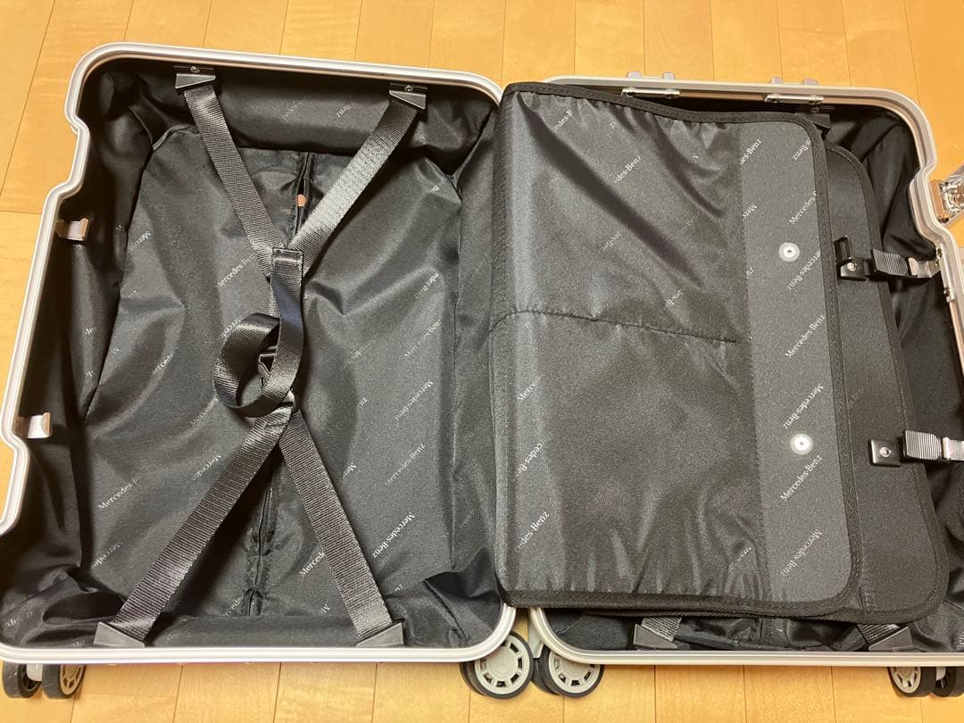 新品未使用　Mercedes-Benz シルバーキャリーケース