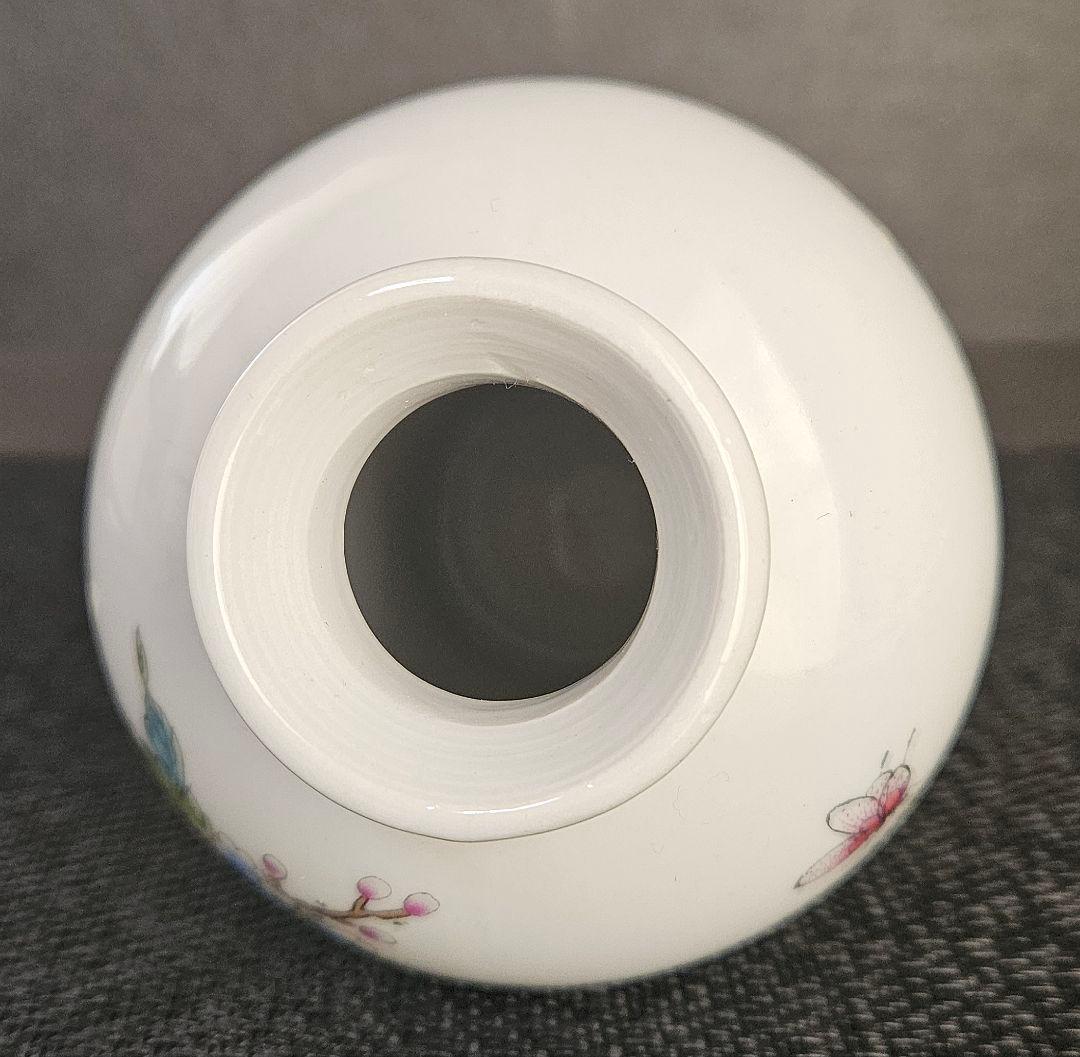 中国美術　中国陶磁器　色絵粉彩　牡丹に蝶々の図　小壺　花入れ　花瓶　オブジェ