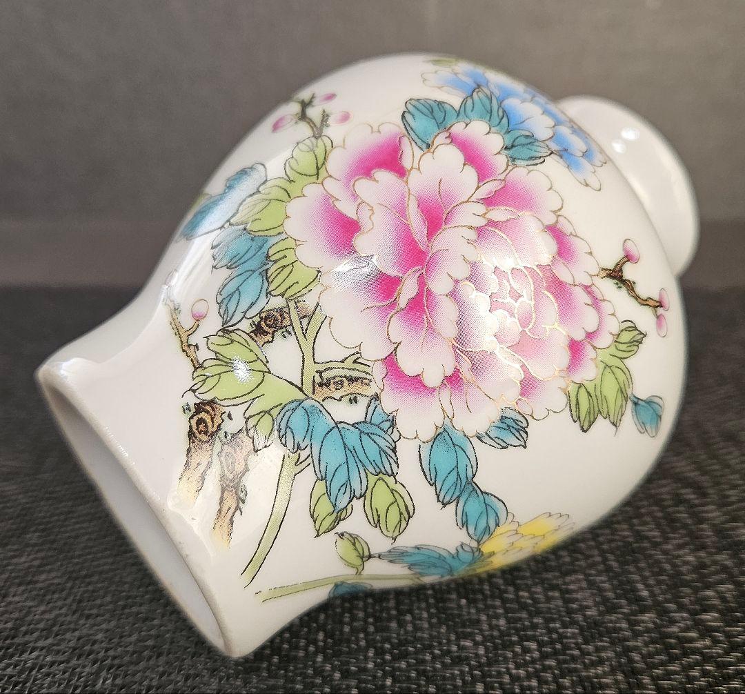 中国美術　中国陶磁器　色絵粉彩　牡丹に蝶々の図　小壺　花入れ　花瓶　オブジェ