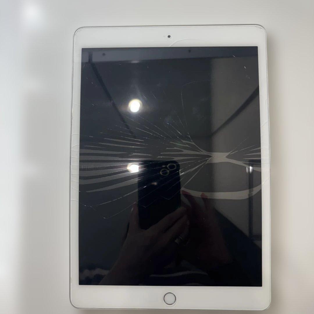 匿名発送　iPad本体 ひび割れありiPad（第8世代　変形　ジャンク品