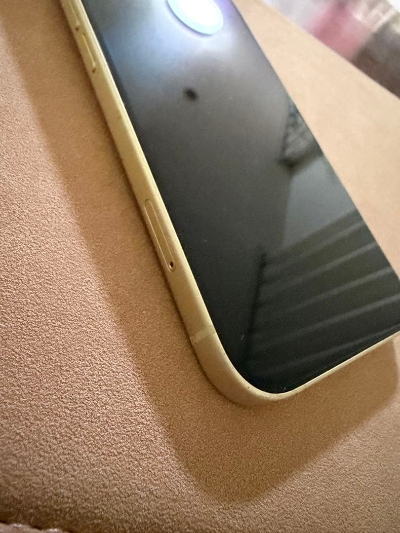 iPhone15本体　イエロー