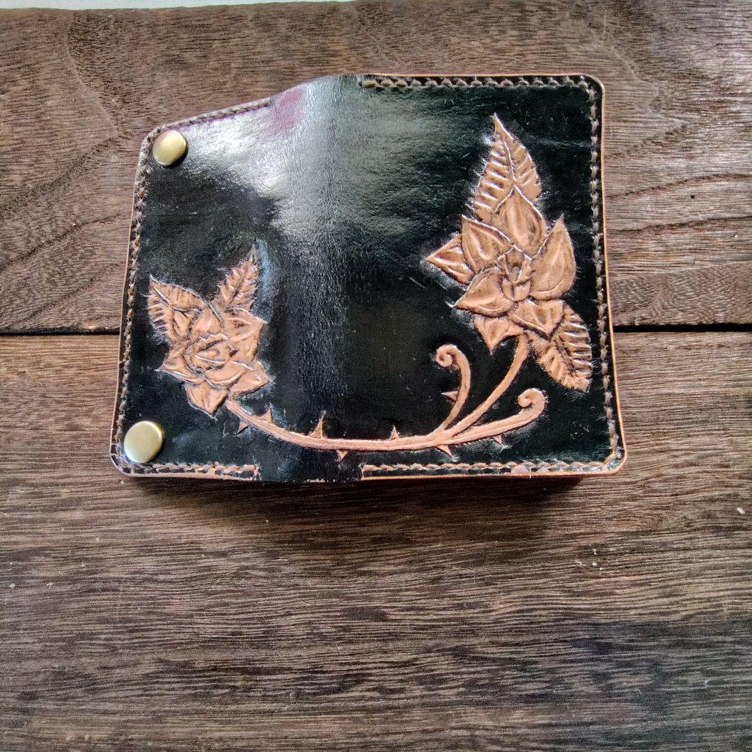 ミドルサイズ トラッカーウォレット 黒×茶 バラのカービング 81