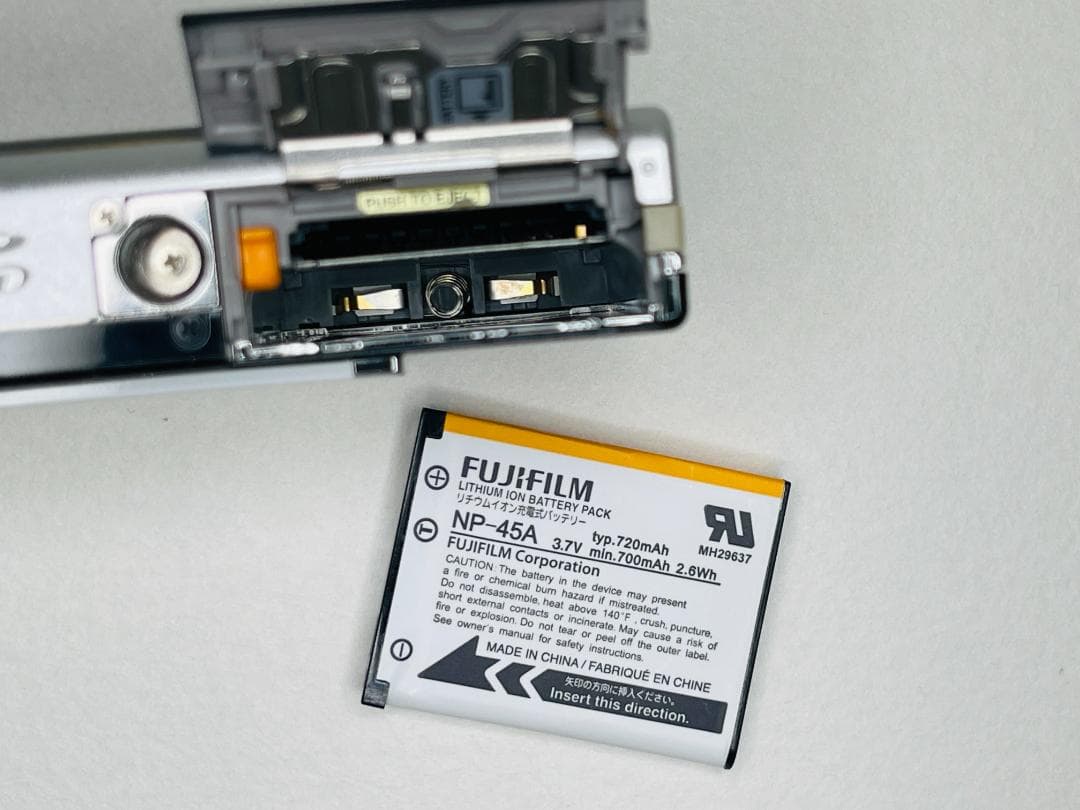 FUJIFILM FinePix Z100fd ブラック ホワイト デジカメ