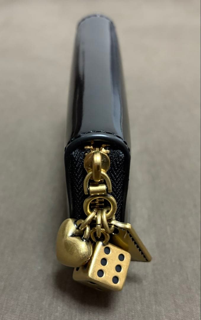 コーチ　エッセンシャル スモール ジップ アラウンド ウォレット・チャーム