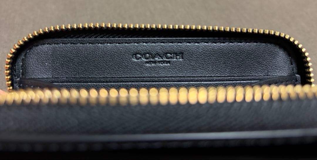 コーチ　エッセンシャル スモール ジップ アラウンド ウォレット・チャーム