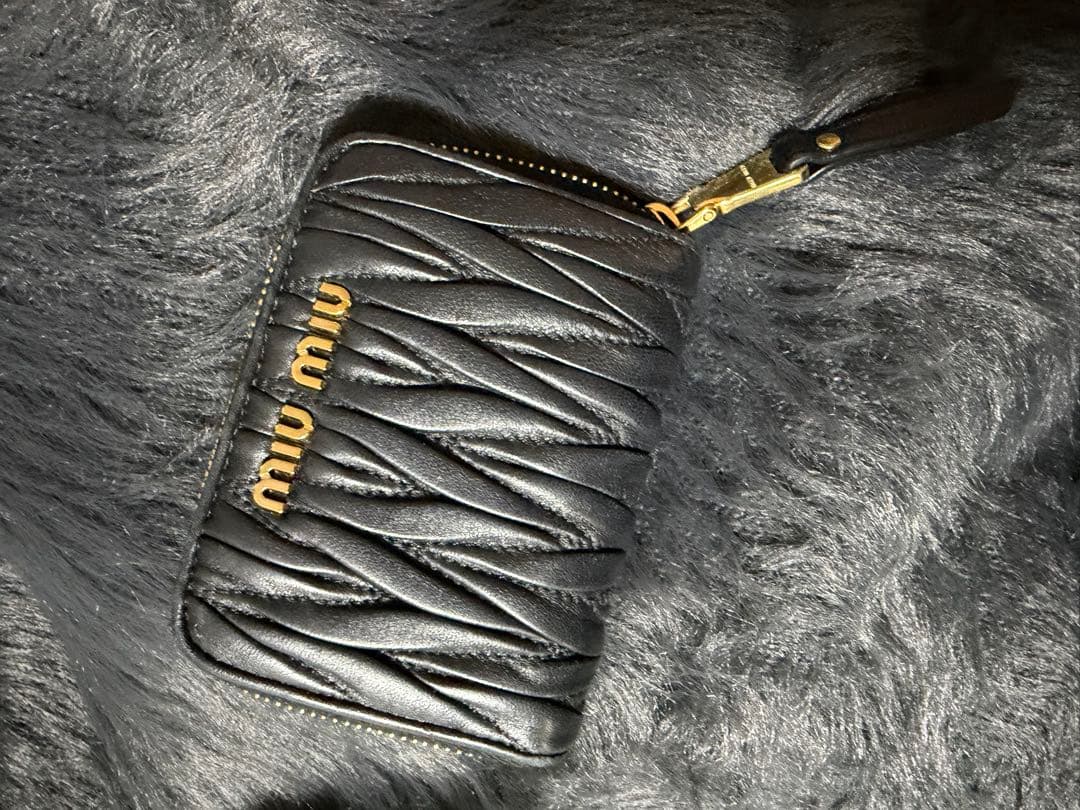 miu miu ブラックレザーケース