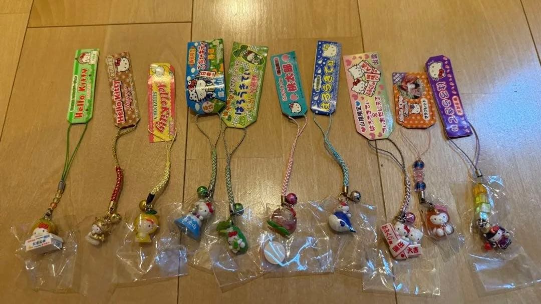 ご当地キティ 根付け ストラップ　キーホルダーまとめ売り　90個以上