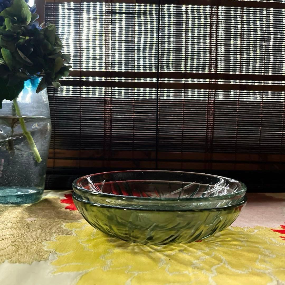 骨董　時代ガラス　希少　カーキ色　シンプルカット　平鉢　中鉢　２客　ウラン