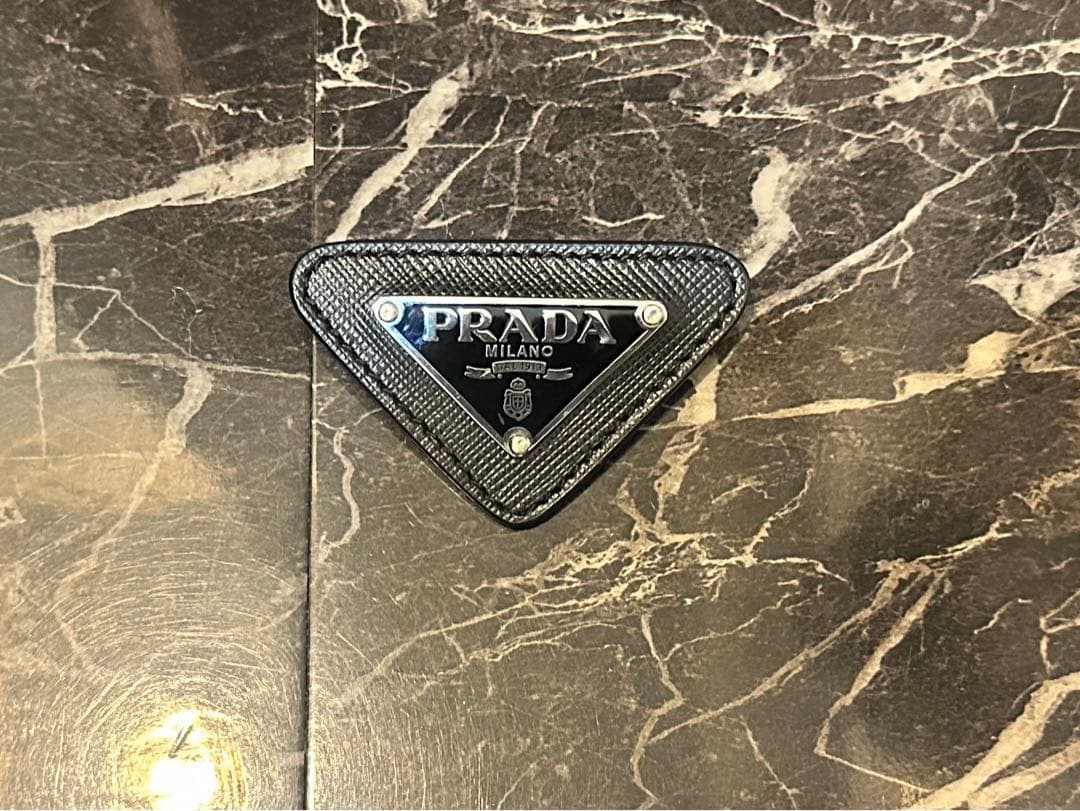 PRADA ブローチ