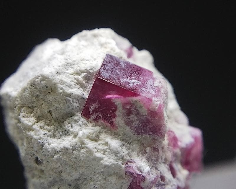 351 複数結晶 レッドベリル ビクスバイト レッドエメラルド 結晶 標本