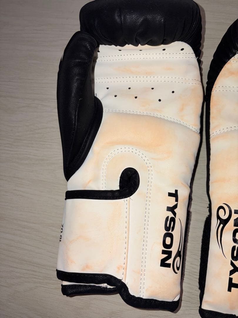 【新作】Venum ボクシンググローブ ブラック/ホワイト 10oz タイソン