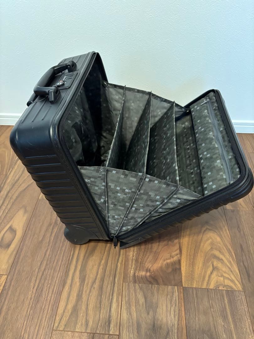RIMOWA ブラックキャリーケース