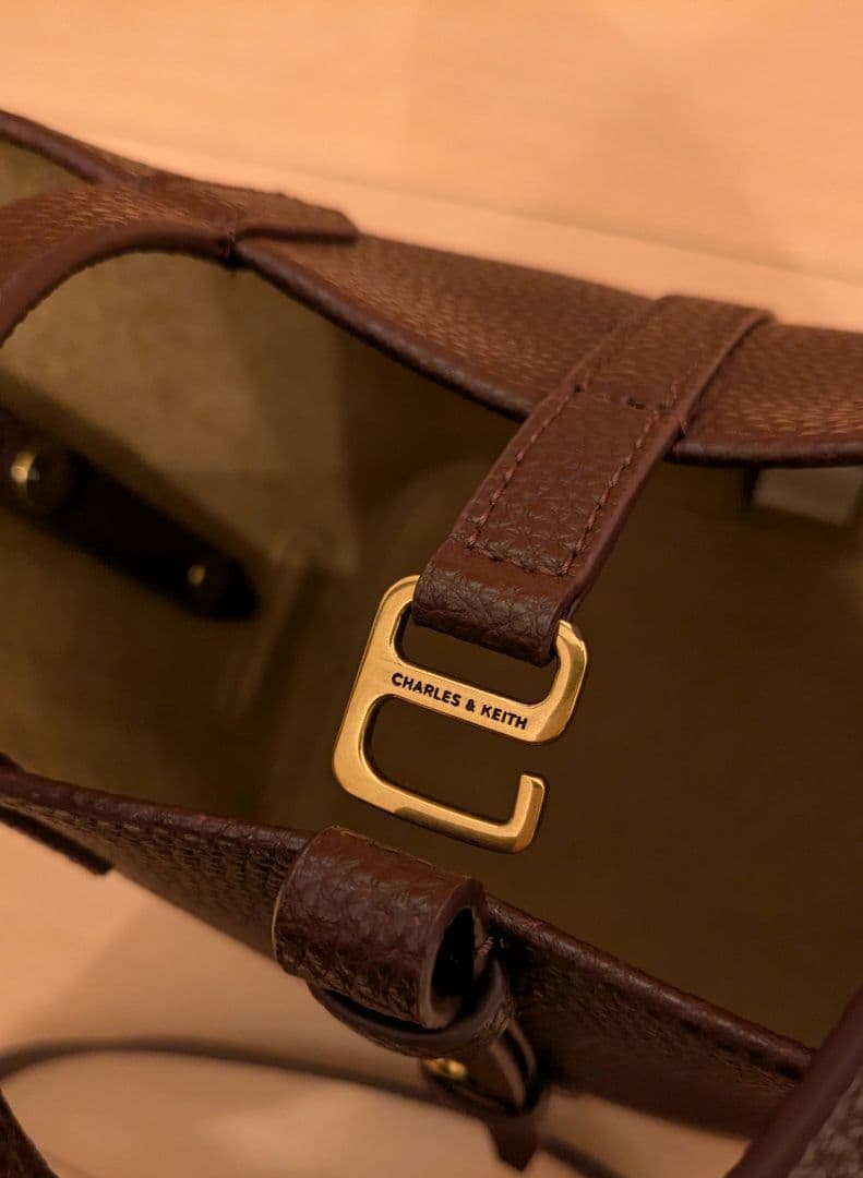 CHARLES&KEITH Beryl ベリル リサイクルレザー バケツバッグ