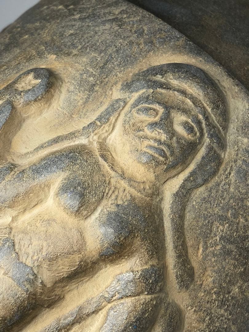 ニァーイースタン（アフガニスタン付近）発掘品　石造人物手彫飾瓶